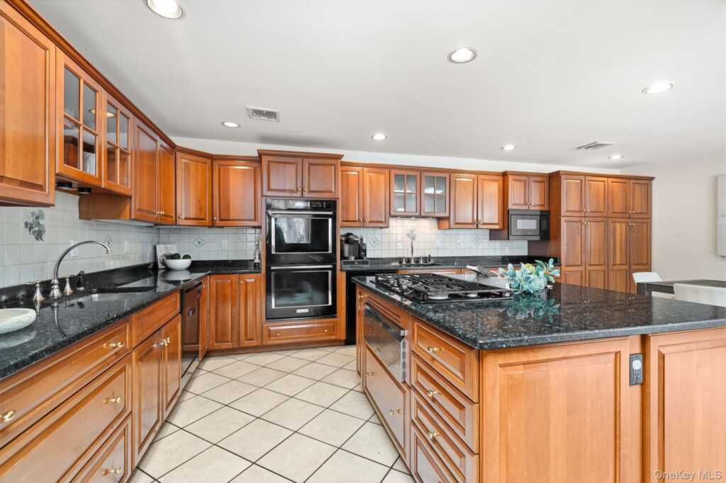 39 Lambert Lane, New Rochelle, NY 10804 - Photo 11 of 36