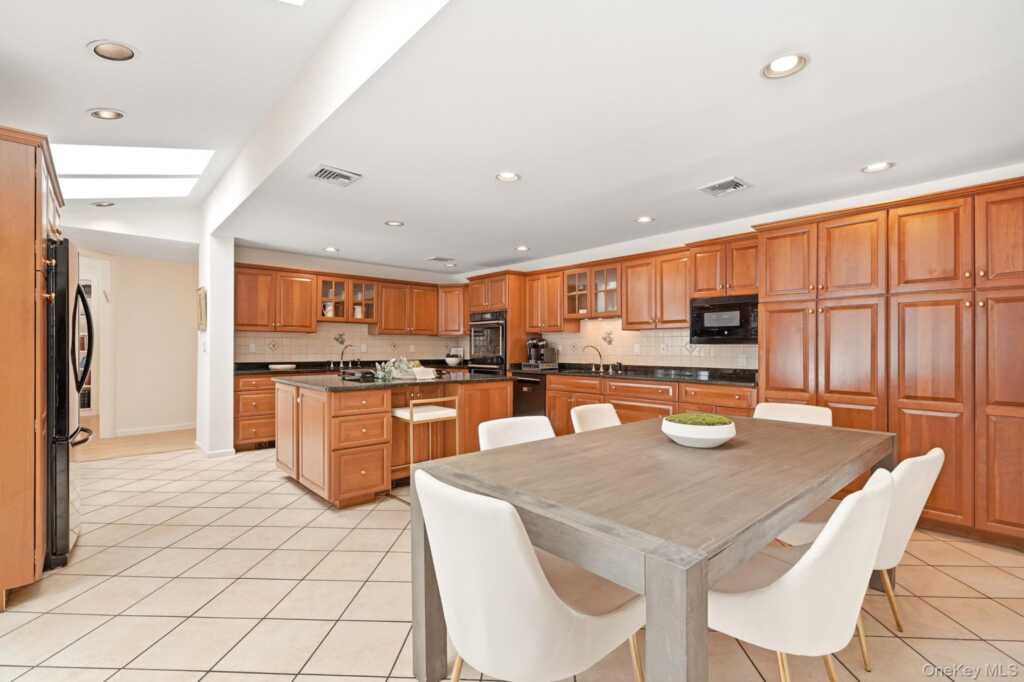 39 Lambert Lane, New Rochelle, NY 10804 - Photo 9 of 36