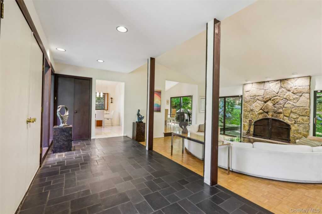 19 Rolling Way, New City, NY 10956 - Photo 13 of 50