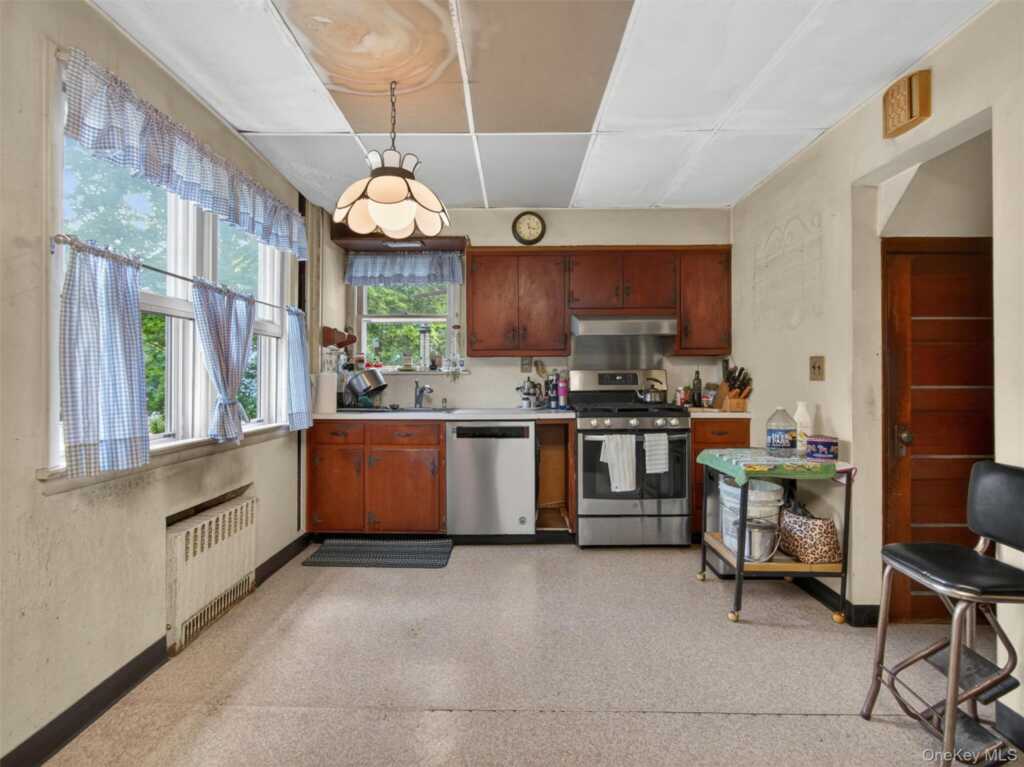125 Wayne Avenue, Suffern, NY 10901 - Photo 6 of 27