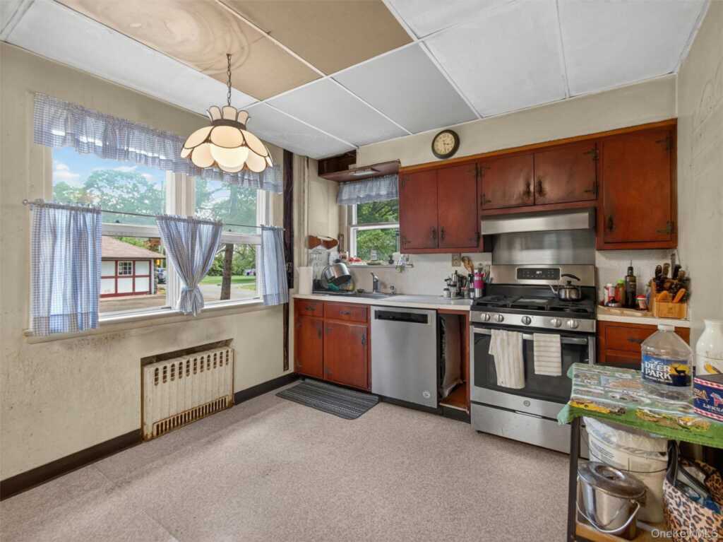 125 Wayne Avenue, Suffern, NY 10901 - Photo 7 of 27