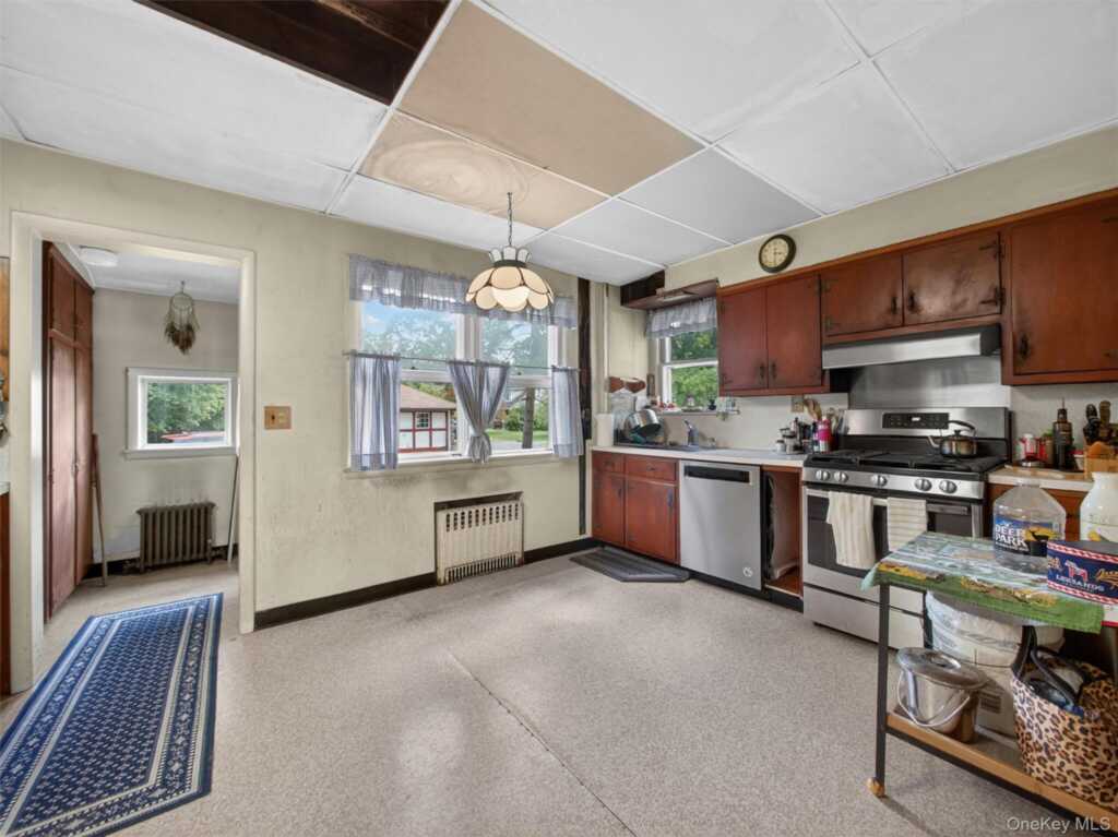 125 Wayne Avenue, Suffern, NY 10901 - Photo 8 of 27