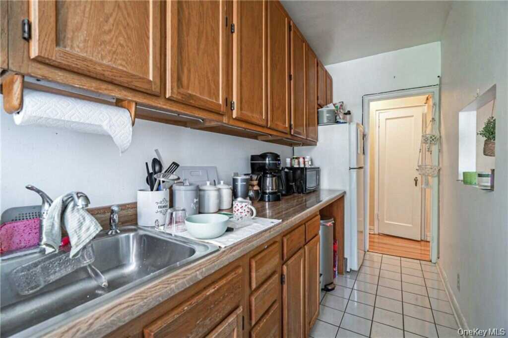 210 Martine Avenue, Unit #5G, White Plains, NY 10601 - Photo 8 of 13