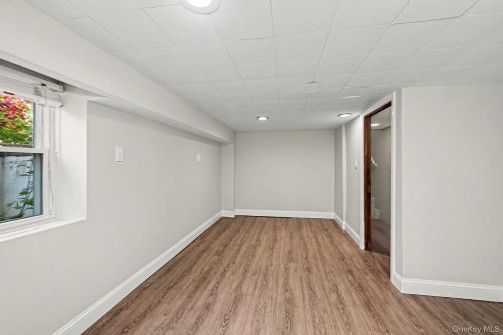13 Lorenz Avenue, New Rochelle, NY 10801 - Photo 24 of 33