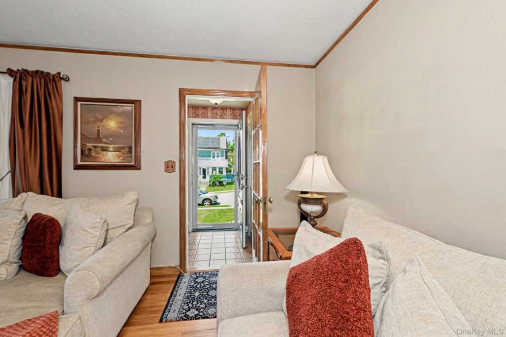 13 Lorenz Avenue, New Rochelle, NY 10801 - Photo 3 of 33