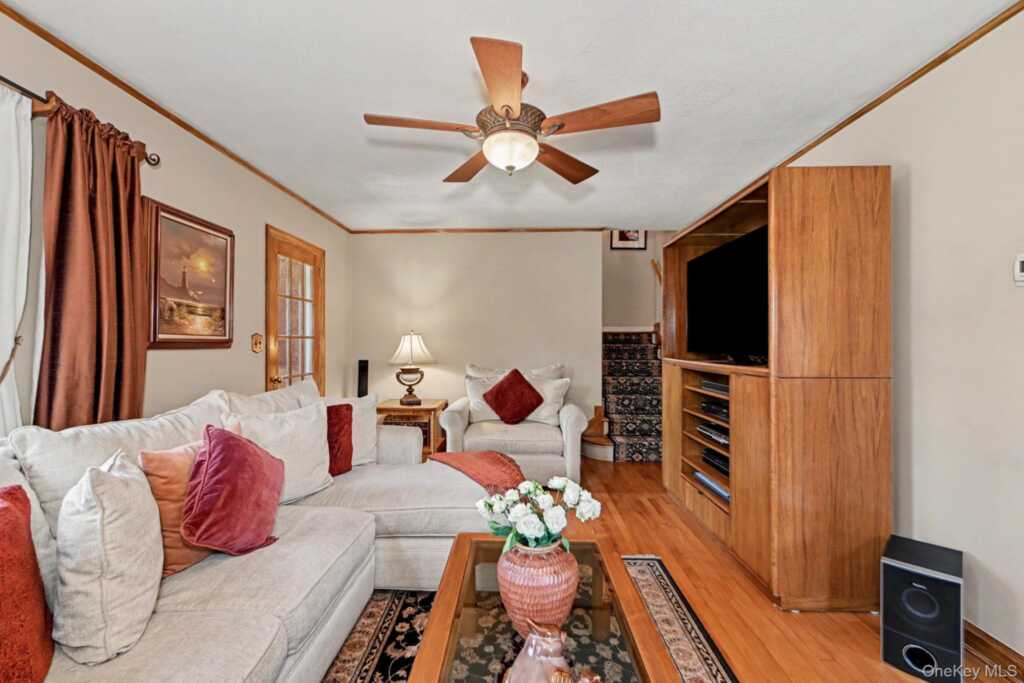 13 Lorenz Avenue, New Rochelle, NY 10801 - Photo 4 of 33