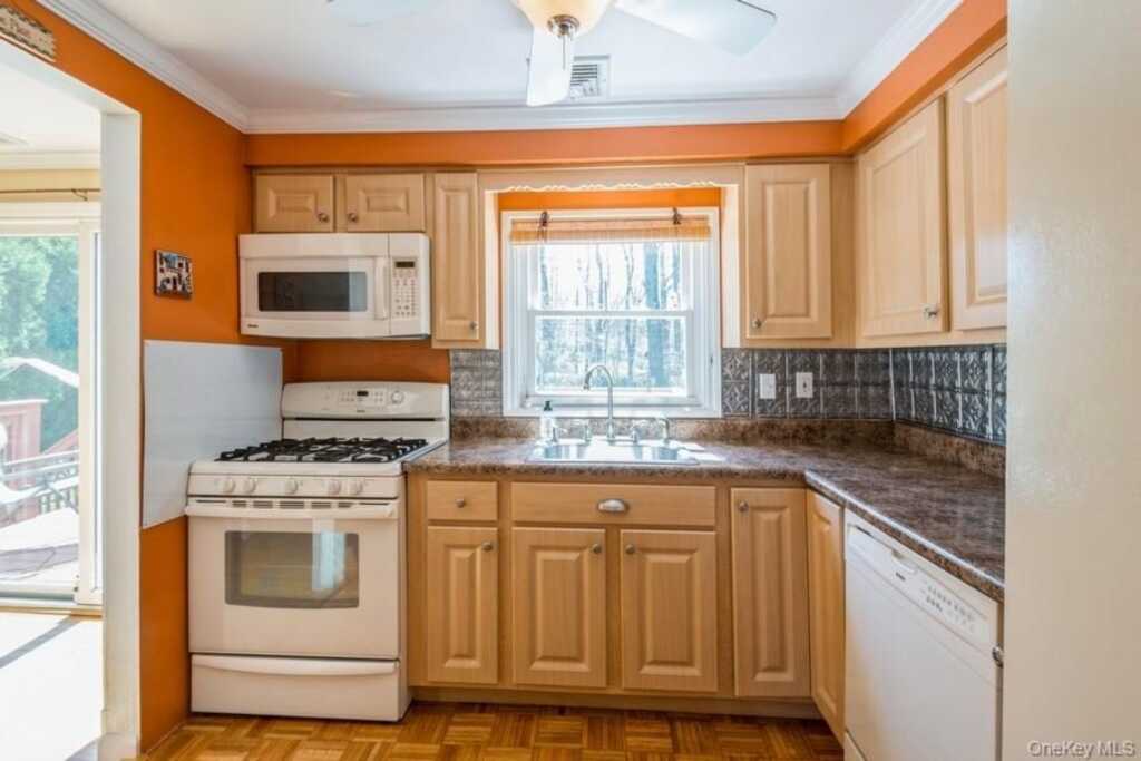 21 Short Hill Road, New City, NY 10956 - Photo 8 of 31