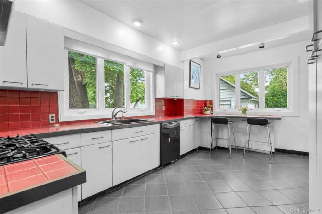 197 Coligni Avenue, New Rochelle, NY 10801 - Photo 13 of 36