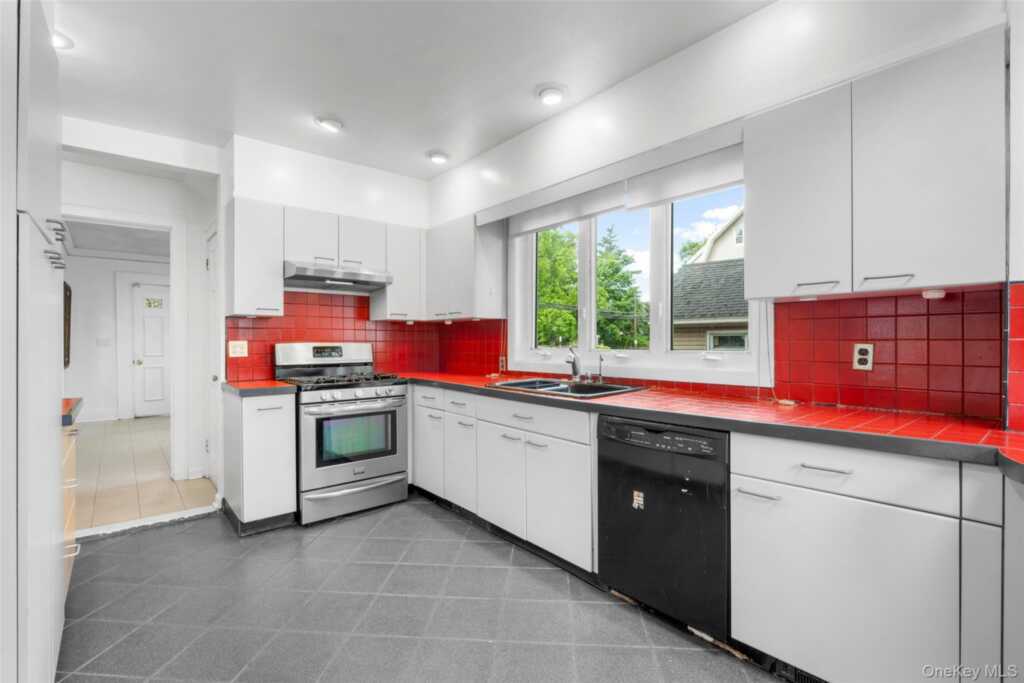 197 Coligni Avenue, New Rochelle, NY 10801 - Photo 14 of 36