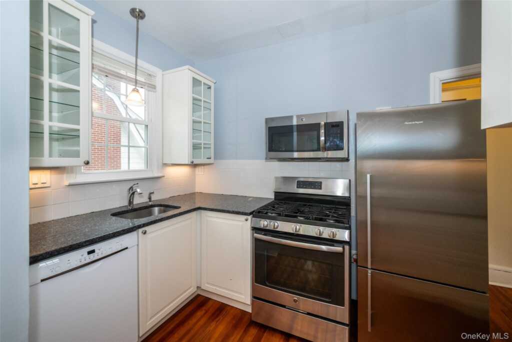 82 Clove Road, New Rochelle, NY 10801 - Photo 11 of 39