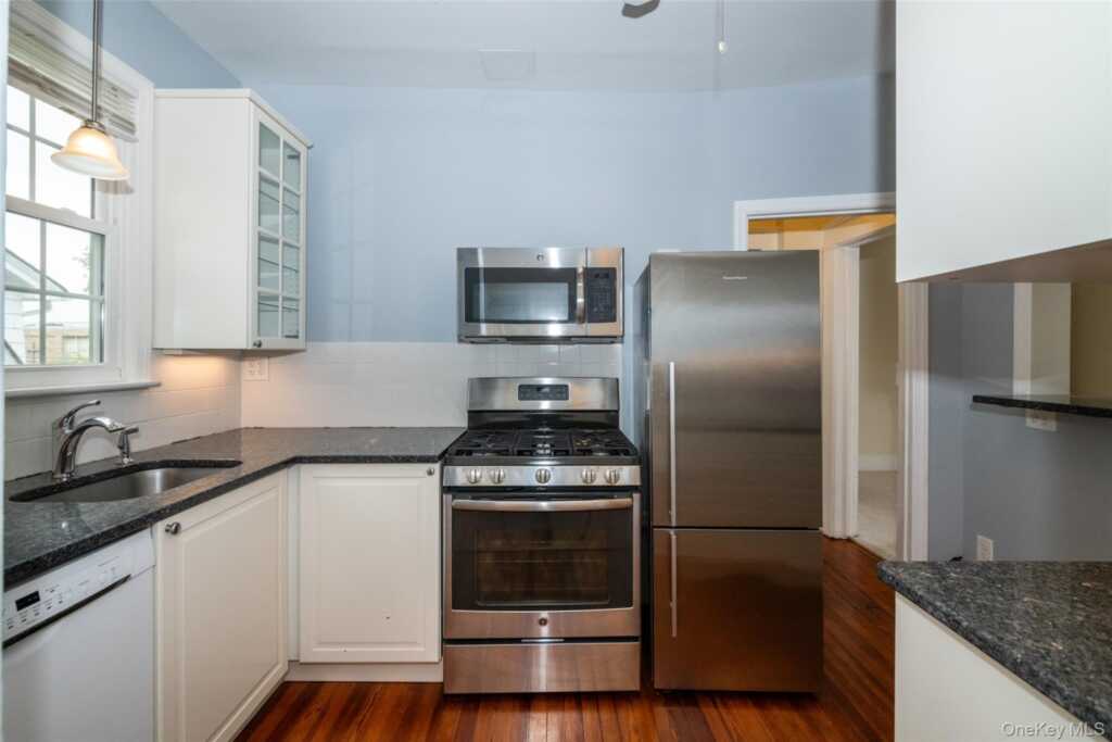 82 Clove Road, New Rochelle, NY 10801 - Photo 12 of 39