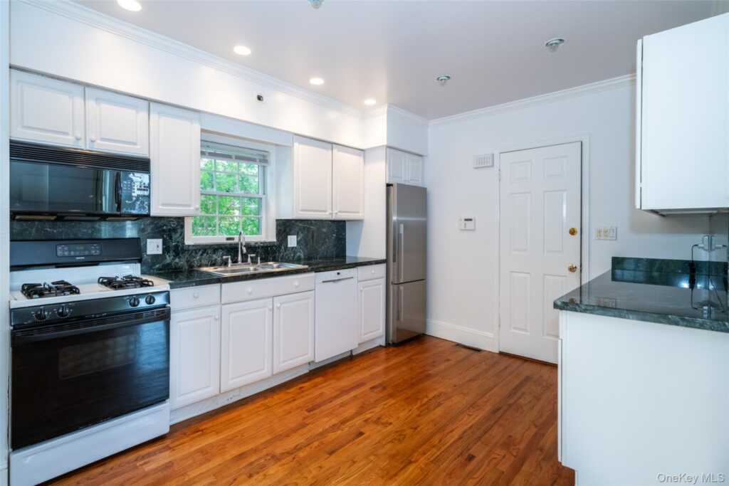 82 Clove Road, New Rochelle, NY 10801 - Photo 3 of 39