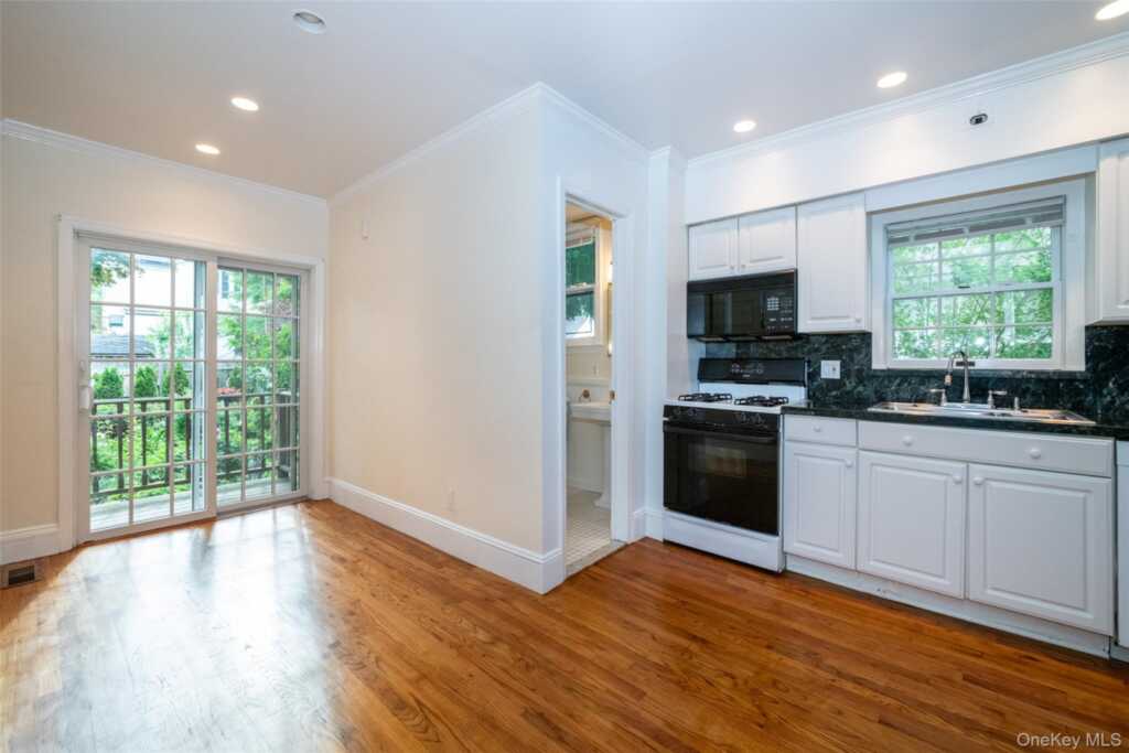 82 Clove Road, New Rochelle, NY 10801 - Photo 4 of 39