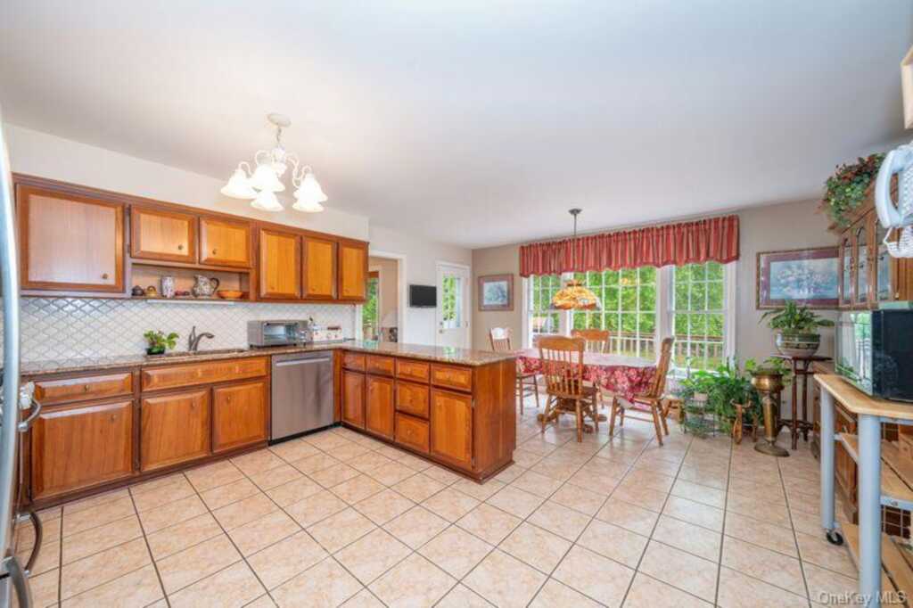 40 Hanson Lane, New Rochelle, NY 10804 - Photo 7 of 37