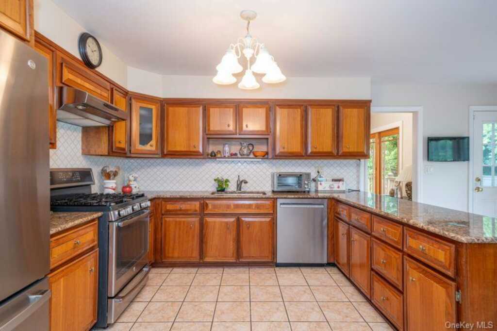 40 Hanson Lane, New Rochelle, NY 10804 - Photo 8 of 37