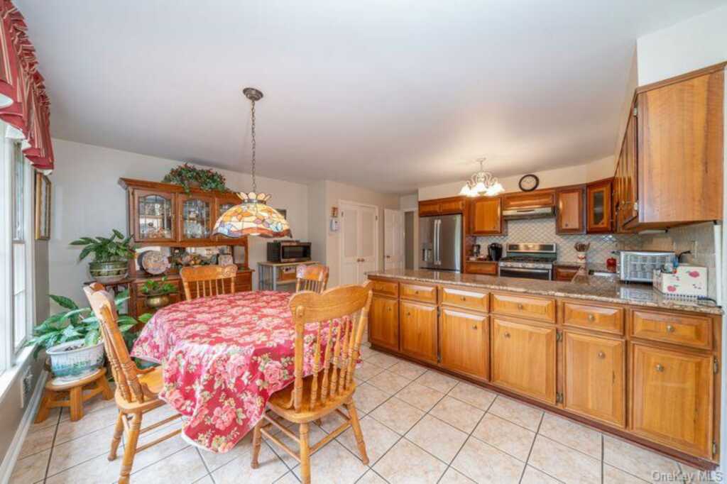 40 Hanson Lane, New Rochelle, NY 10804 - Photo 9 of 37