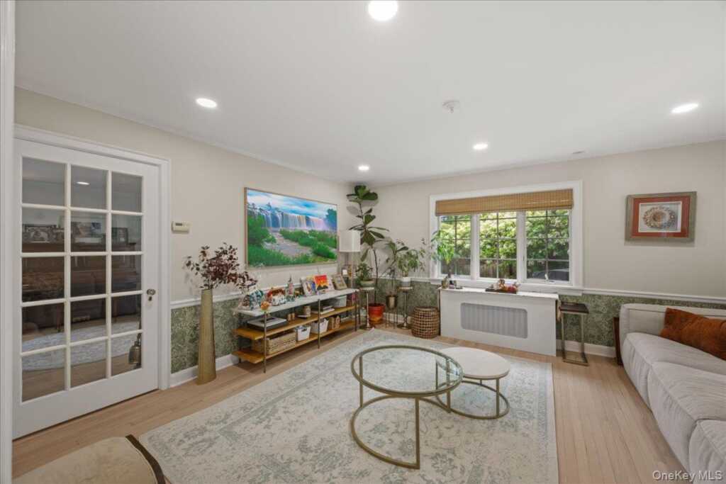311 Lyncroft Road, New Rochelle, NY 10804 - Photo 10 of 39