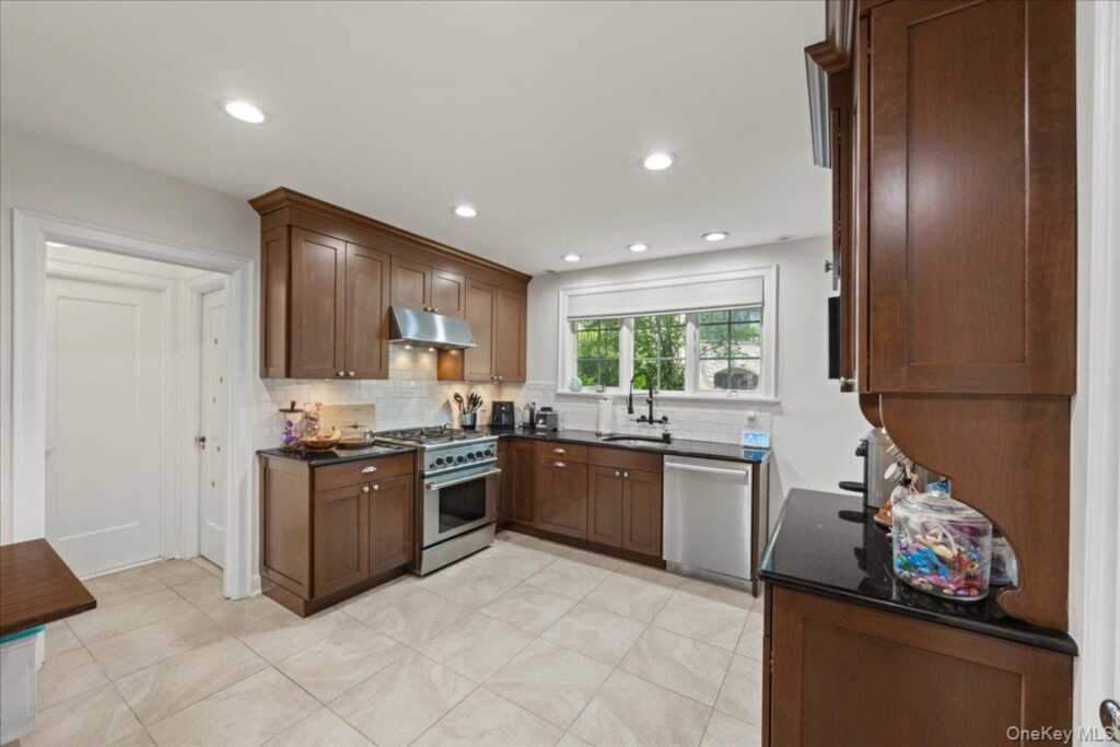 311 Lyncroft Road, New Rochelle, NY 10804 - Photo 11 of 39
