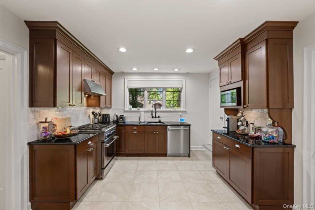 311 Lyncroft Road, New Rochelle, NY 10804 - Photo 12 of 39