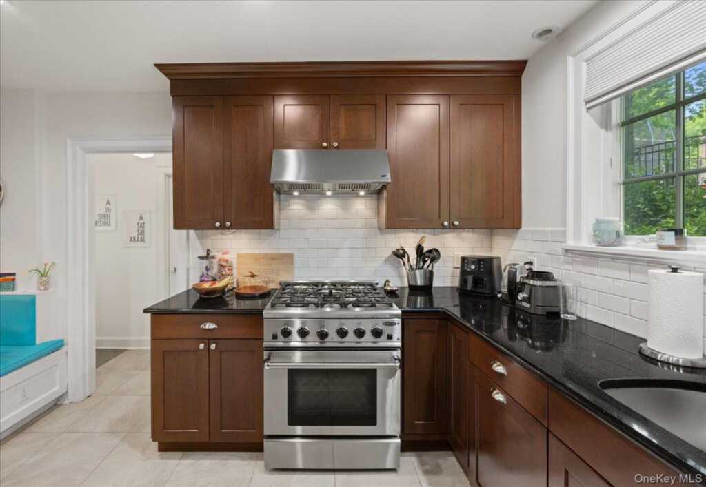 311 Lyncroft Road, New Rochelle, NY 10804 - Photo 13 of 39