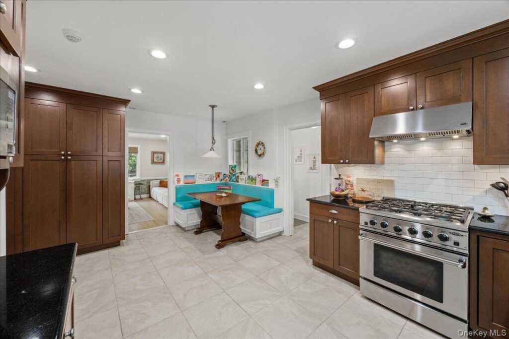311 Lyncroft Road, New Rochelle, NY 10804 - Photo 14 of 39