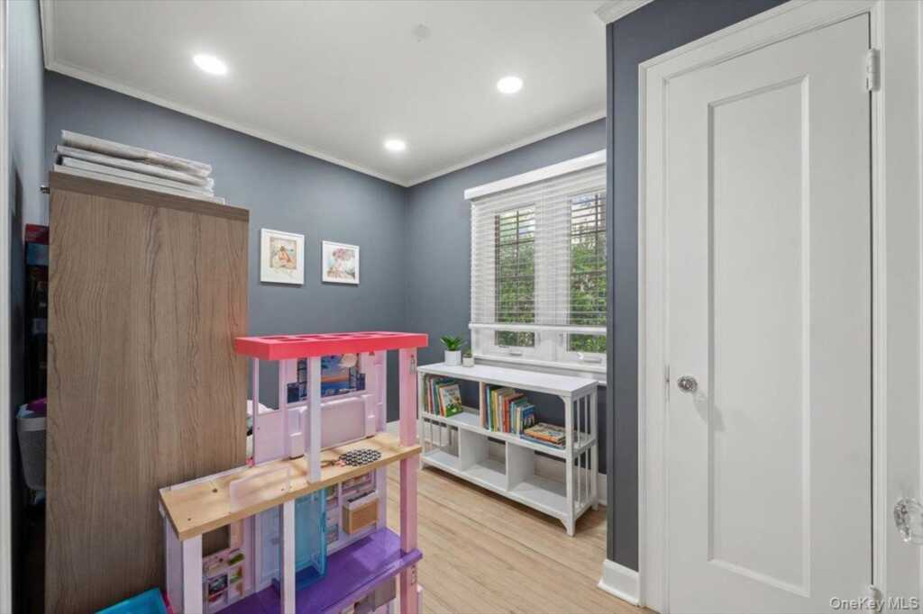 311 Lyncroft Road, New Rochelle, NY 10804 - Photo 17 of 39