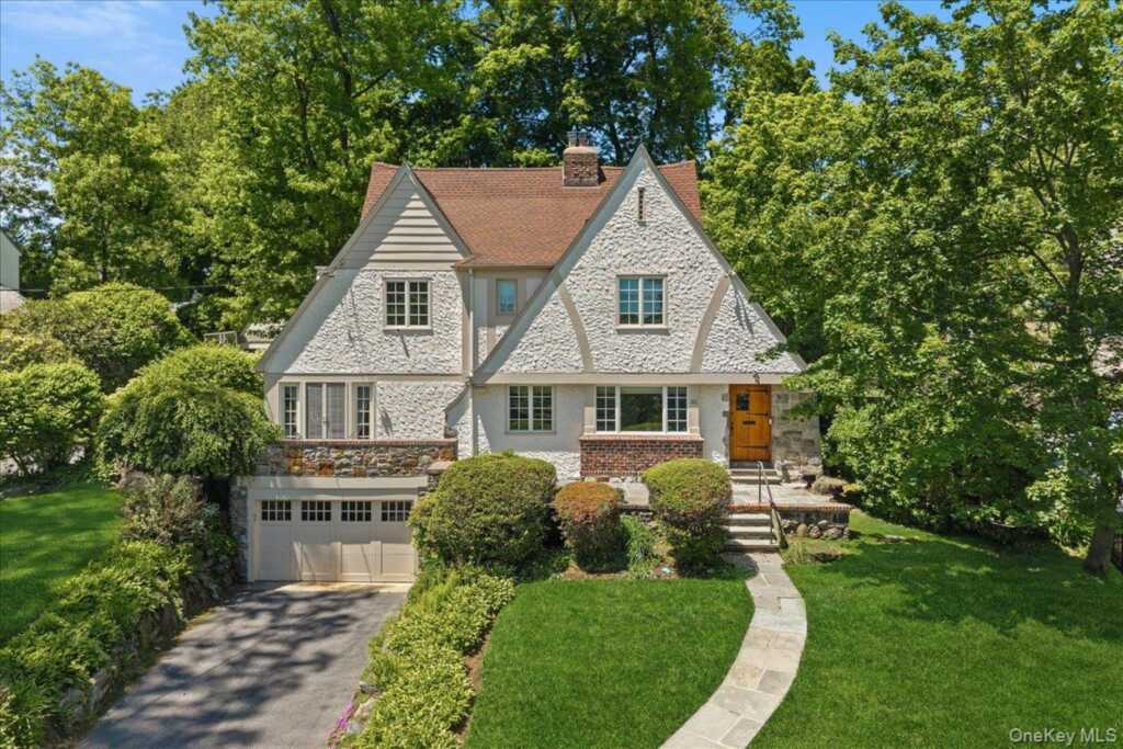 311 Lyncroft Road, New Rochelle, NY 10804 - Photo 2 of 39