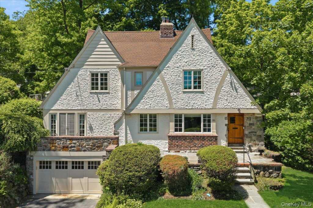 311 Lyncroft Road, New Rochelle, NY 10804 - Photo 3 of 39