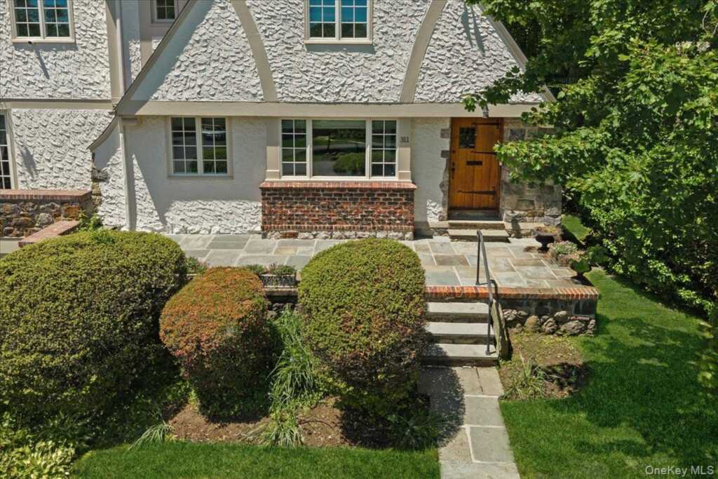 311 Lyncroft Road, New Rochelle, NY 10804 - Photo 4 of 39