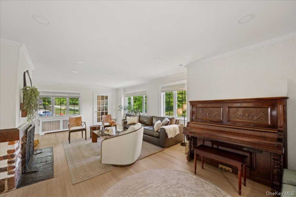311 Lyncroft Road, New Rochelle, NY 10804 - Photo 7 of 39