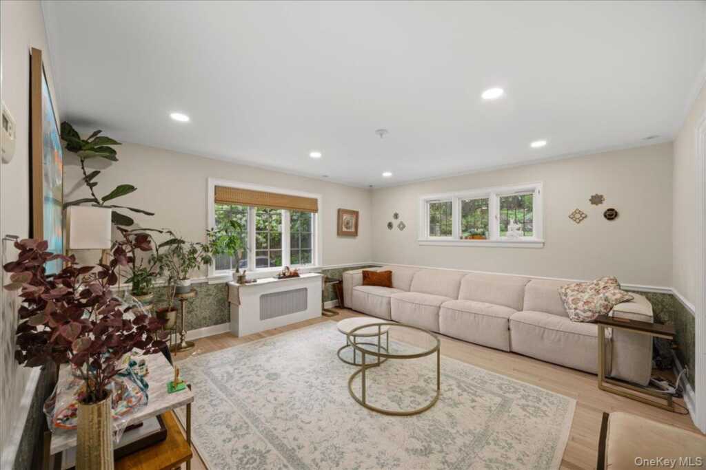 311 Lyncroft Road, New Rochelle, NY 10804 - Photo 9 of 39