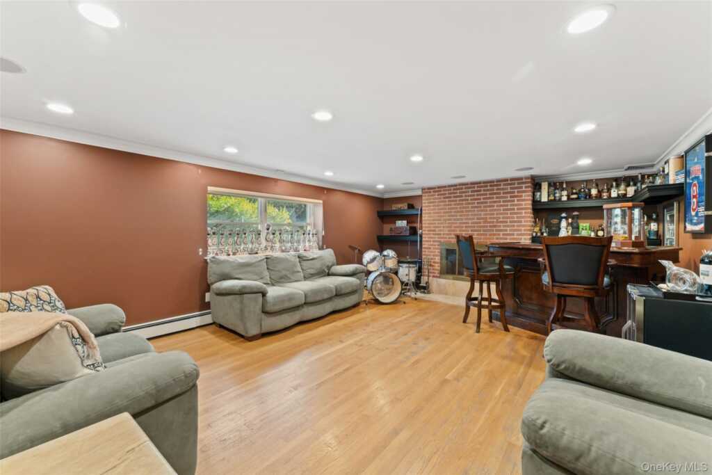 6 Hunting Ridge Road, White Plains, NY 10605 - Photo 23 of 32