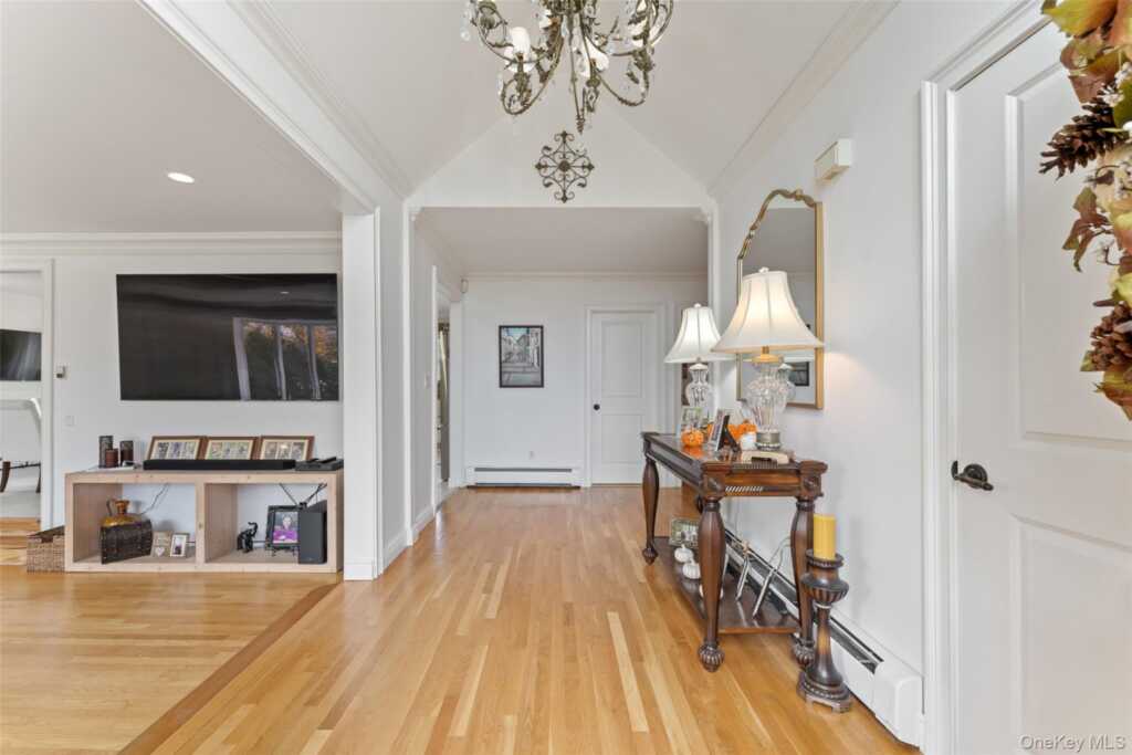 6 Hunting Ridge Road, White Plains, NY 10605 - Photo 3 of 32