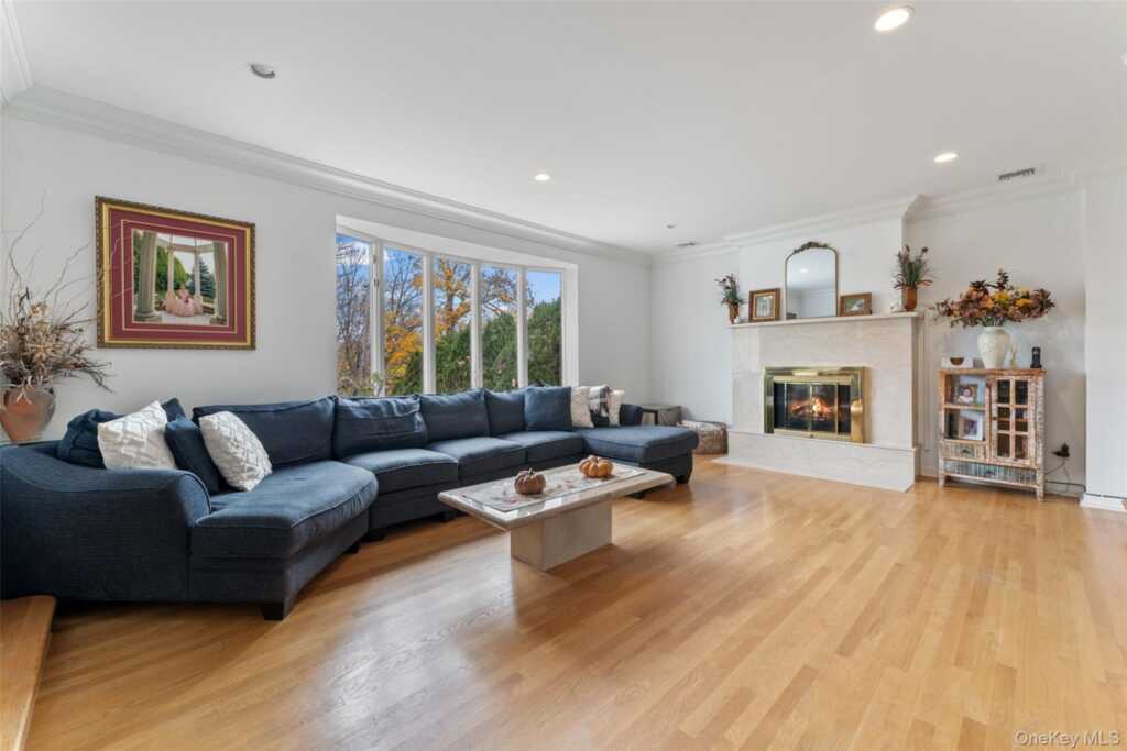 6 Hunting Ridge Road, White Plains, NY 10605 - Photo 4 of 32