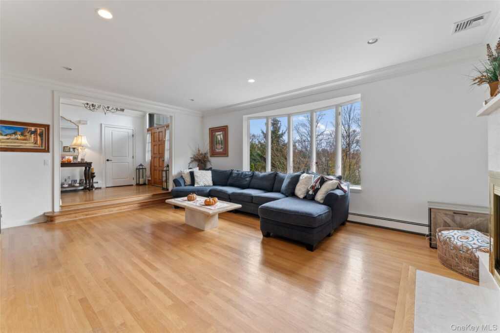 6 Hunting Ridge Road, White Plains, NY 10605 - Photo 5 of 32