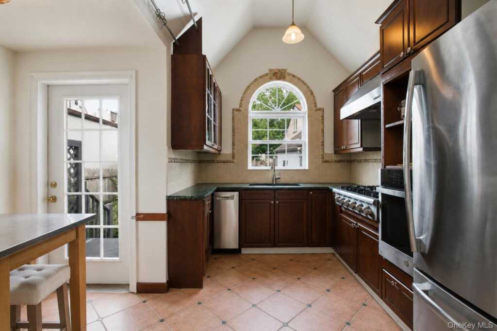 463 Beach Avenue, Rye, NY 10543 - Photo 7 of 21