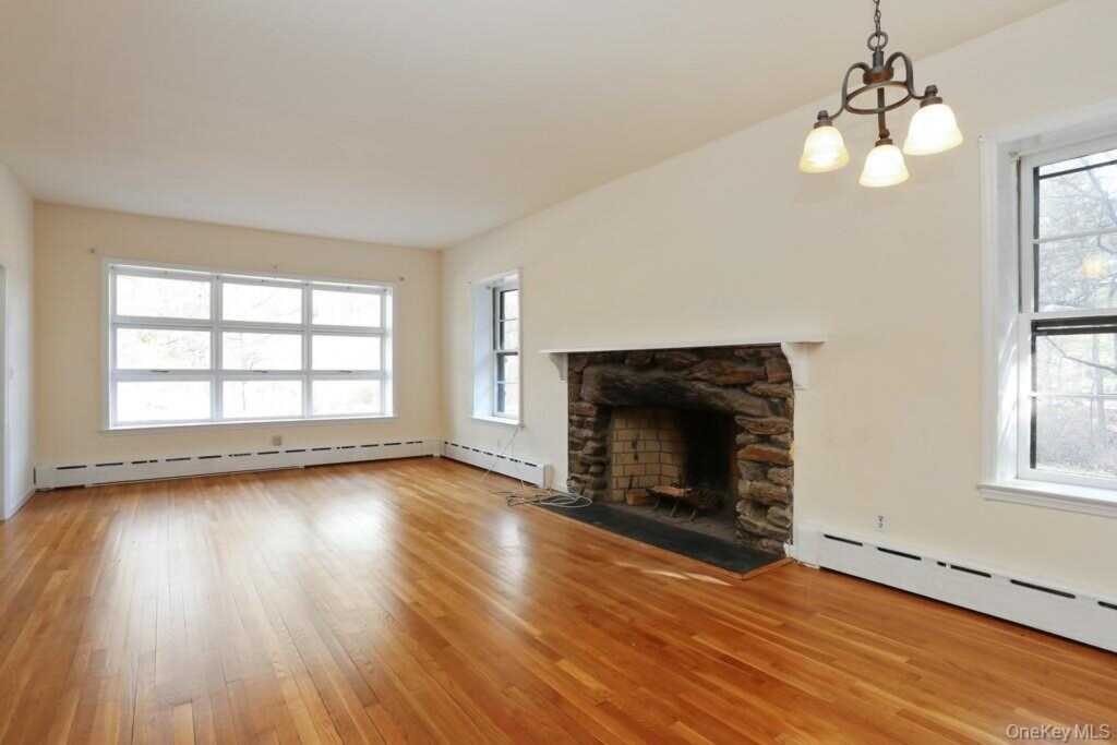 7 Saxon Woods Road, White Plains, NY 10605 - Photo 3 of 5