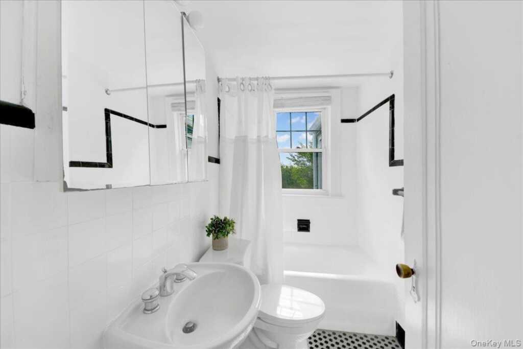 45 Mt Morris Avenue, White Plains, NY 10604 - Photo 12 of 26