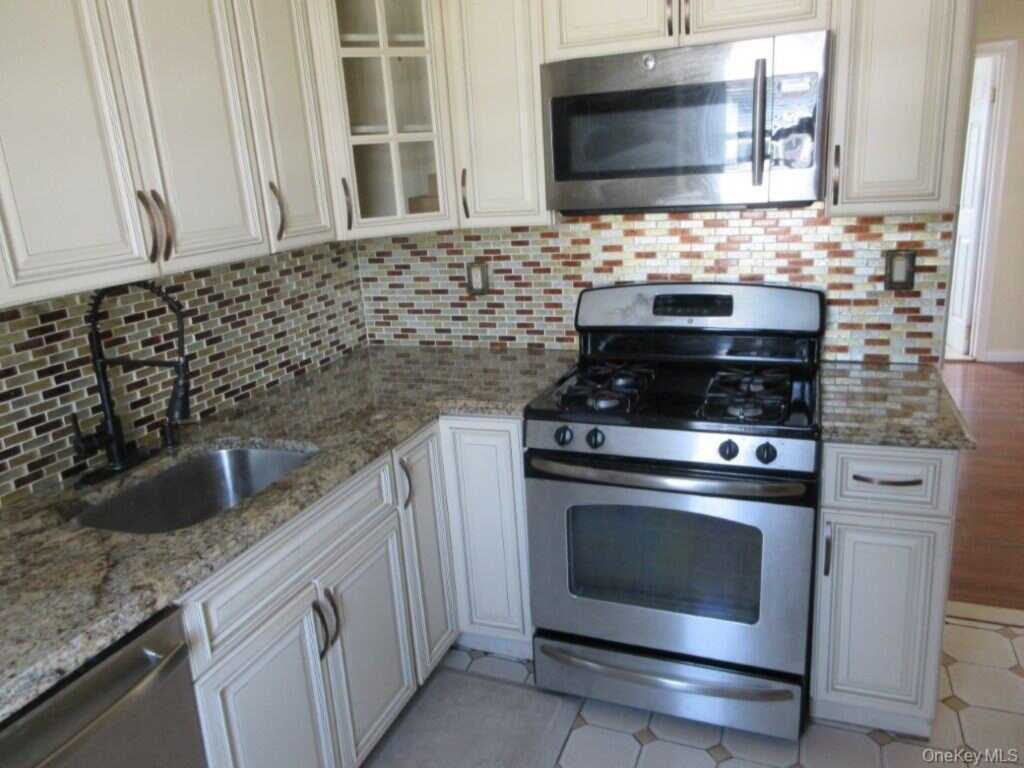51 Howard Parkway, New Rochelle, NY 10801 - Photo 3 of 13