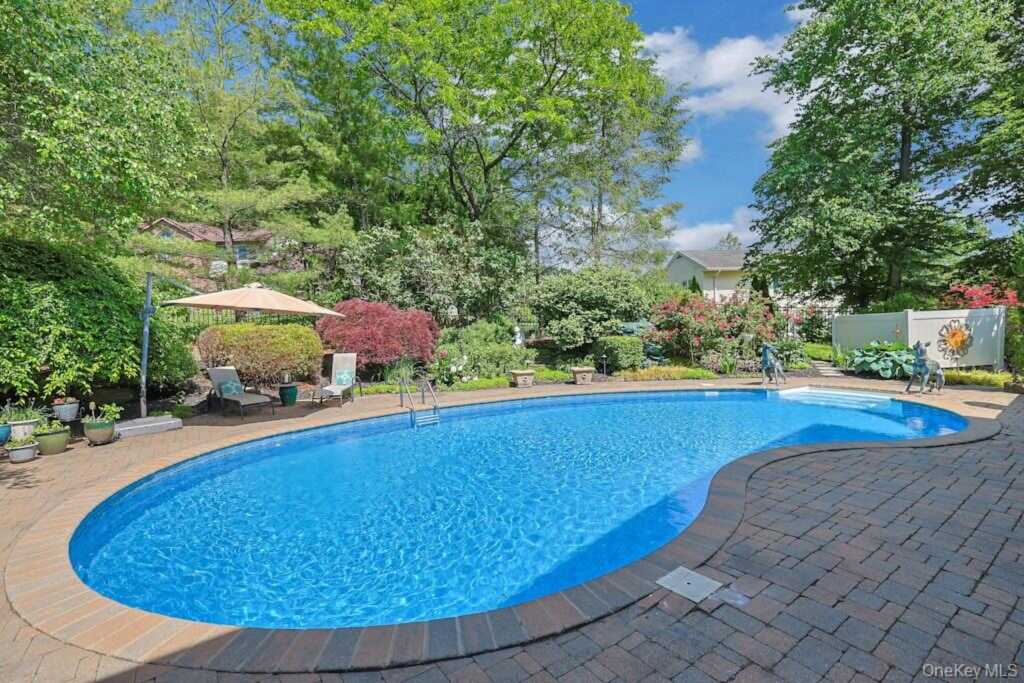 22 Peach Street, Nanuet, NY 10954 - Photo 5 of 41