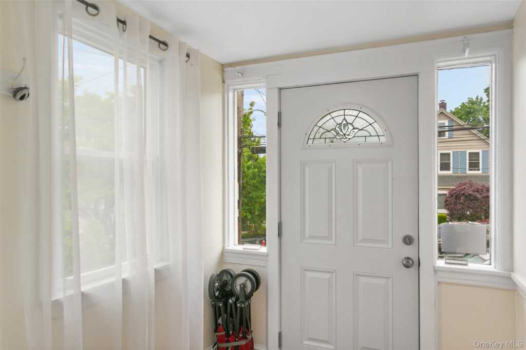 38 Emmett Terrace, New Rochelle, NY 10805 - Photo 10 of 36