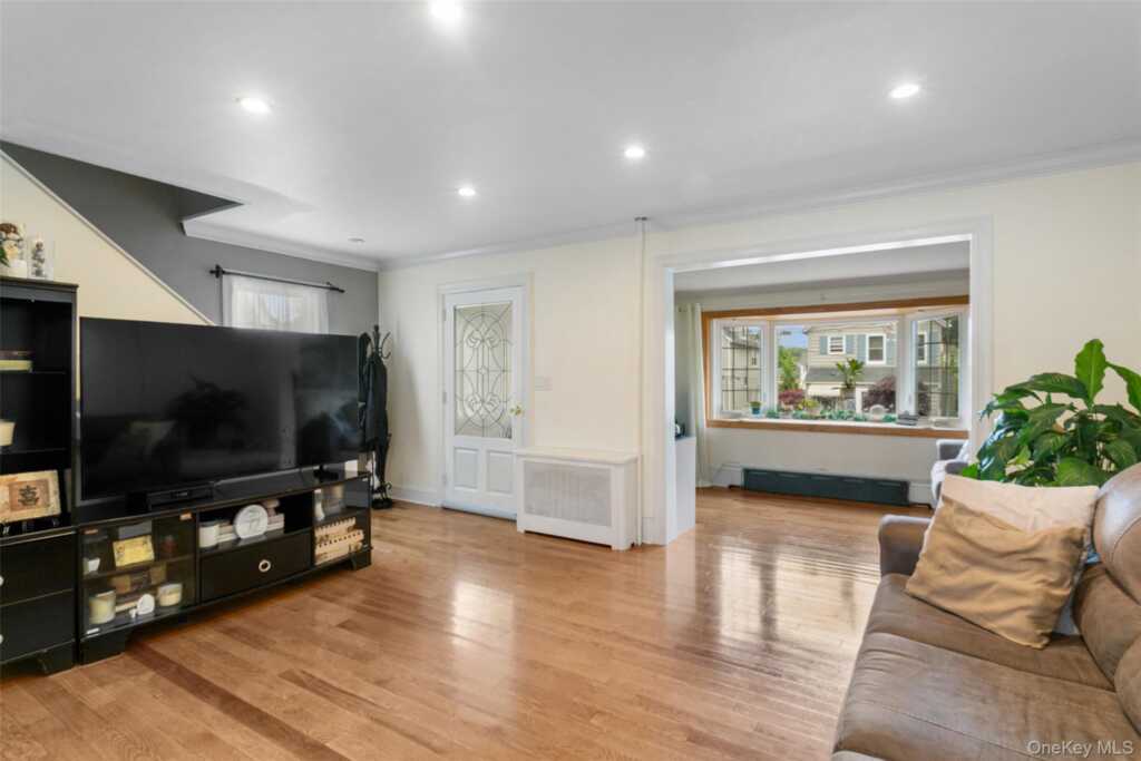 38 Emmett Terrace, New Rochelle, NY 10805 - Photo 11 of 36