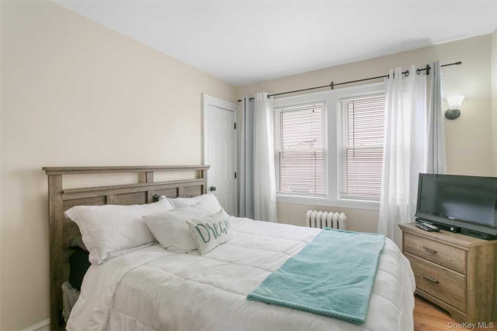 38 Emmett Terrace, New Rochelle, NY 10805 - Photo 19 of 36