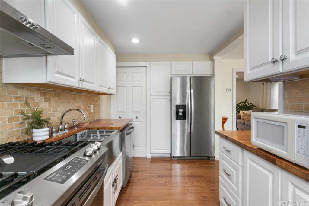 38 Emmett Terrace, New Rochelle, NY 10805 - Photo 6 of 36