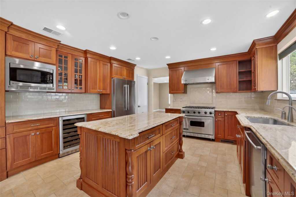3 Leir Court, White Plains, NY 10605 - Photo 11 of 50