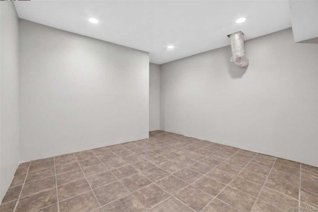 3 Leir Court, White Plains, NY 10605 - Photo 32 of 50
