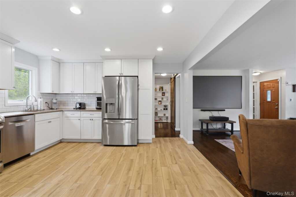 20 Terrace Avenue, Suffern, NY 10901 - Photo 3 of 37