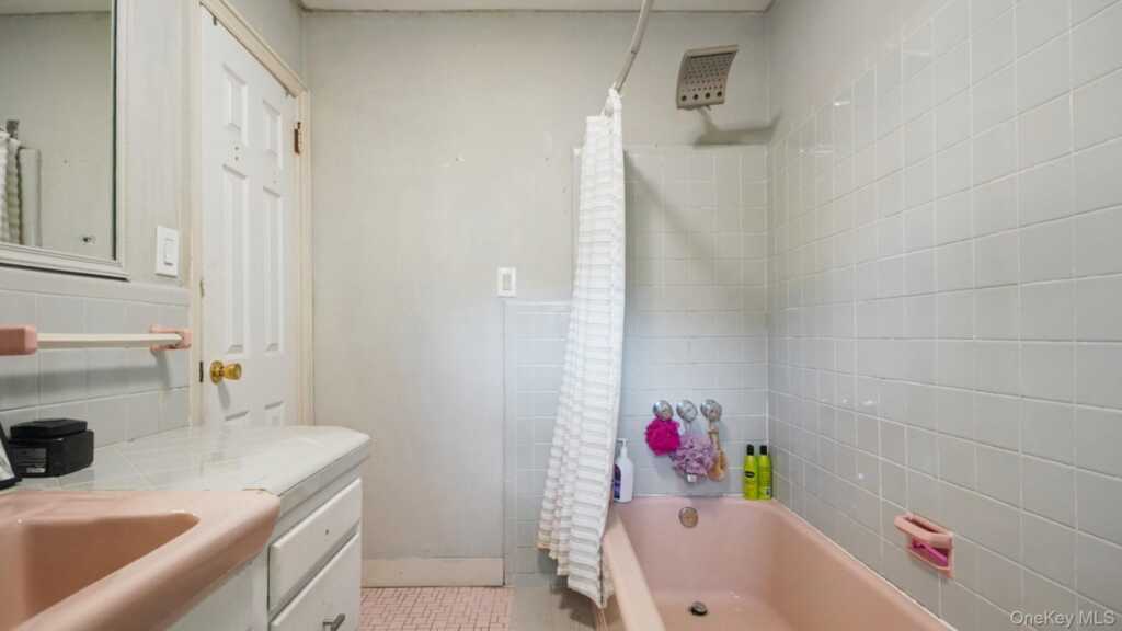 25 Manor Avenue, White Plains, NY 10605 - Photo 18 of 46