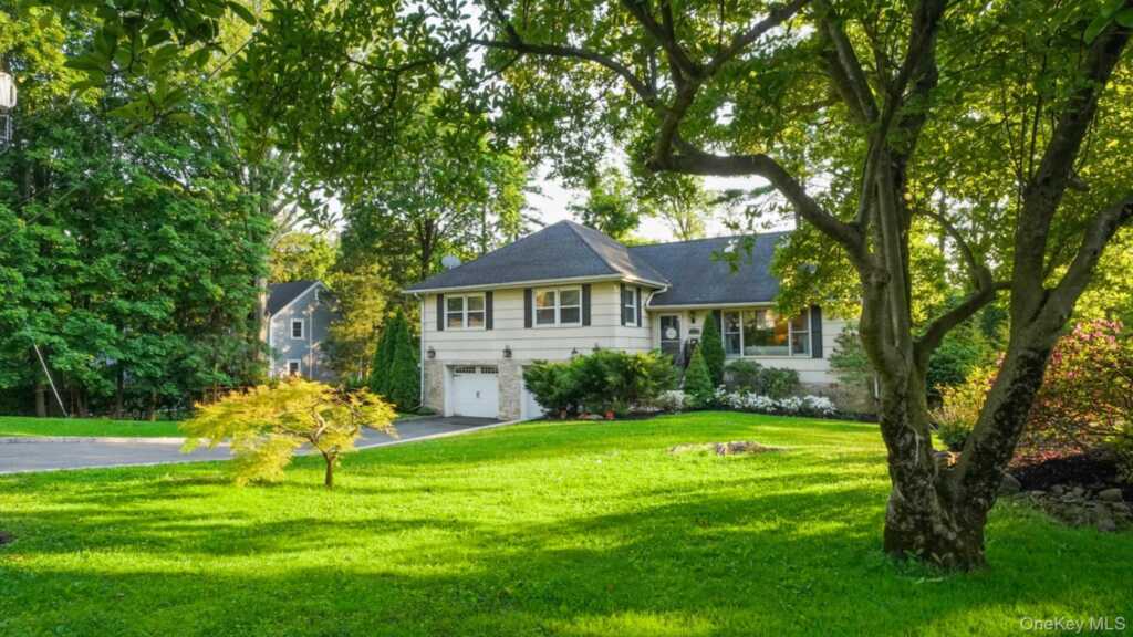 25 Manor Avenue, White Plains, NY 10605 - Photo 3 of 46