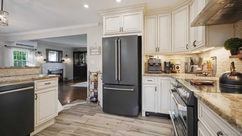 25 Manor Avenue, White Plains, NY 10605 - Photo 8 of 46